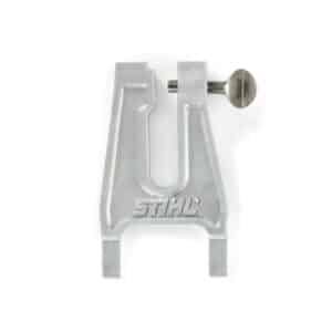 Ce chevalet d'affûtage se fise dans le bois pour bloquer la tronçonneuse pendant l'affûtage