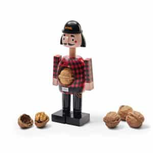 Ce casse-noix STIHL, conçu sous la forme d’un petit bûcheron d’environ 20 cm, est aussi pratique qu’original