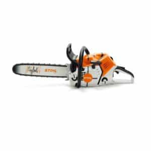 Cette tronçonneuse est parfaite pour les enfants qui veulent imiter les grands. Solide, réaliste et très bien finie, elle reproduit fidèlement le look d’une vraie tronçonneuse. Avec son bruitage de moteur très réussi et sa chaîne mobile, elle offre une expérience de jeu immersive et amusante.