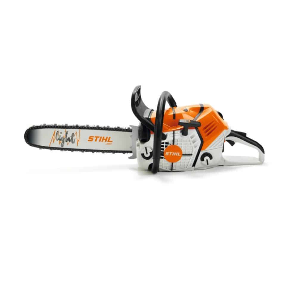 Cette tronçonneuse est parfaite pour les enfants qui veulent imiter les grands. Solide, réaliste et très bien finie, elle reproduit fidèlement le look d’une vraie tronçonneuse. Avec son bruitage de moteur très réussi et sa chaîne mobile, elle offre une expérience de jeu immersive et amusante.