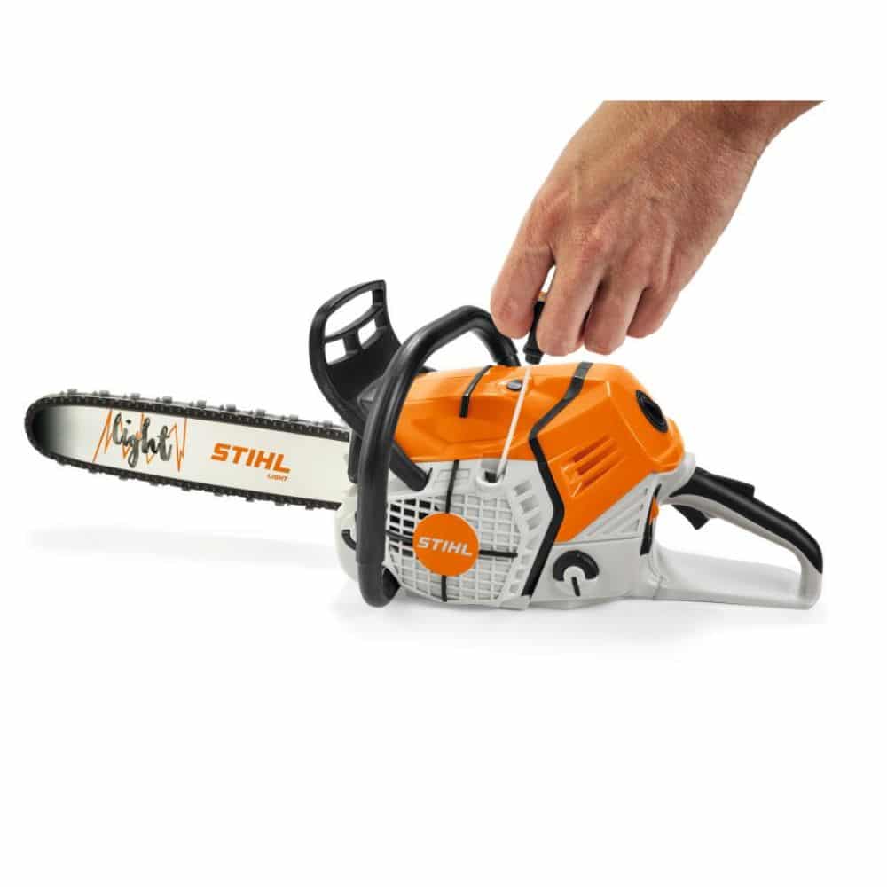 Cette tronçonneuse est parfaite pour les enfants qui veulent imiter les grands. Solide, réaliste et très bien finie, elle reproduit fidèlement le look d’une vraie tronçonneuse. Avec son bruitage de moteur très réussi et sa chaîne mobile, elle offre une expérience de jeu immersive et amusante.