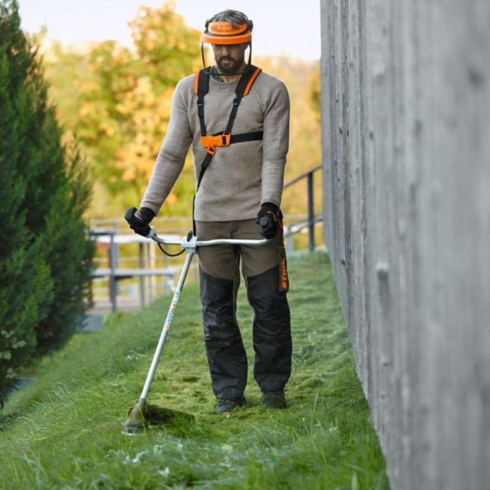 Vêtement de travail pour le débroussaillage, la taille de haie, le jardinage. Pantalon robuste en tissu Canvas stretch offrant une triple protection : anti-humidité, anti-choc et anti-déchirure.