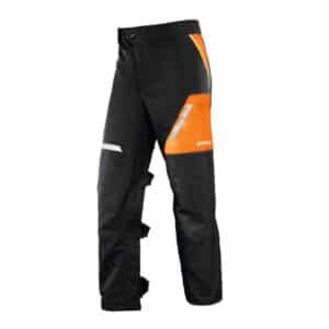 Les jambières chaps STIHL FUNCTION Core® 270° offrent une bonne protection pour tous les travaux à la tronçonneuse et peuvent facilement être enfilées par-dessus un pantalon de travail ou retirées sans avoir à retirer ses chaussures.