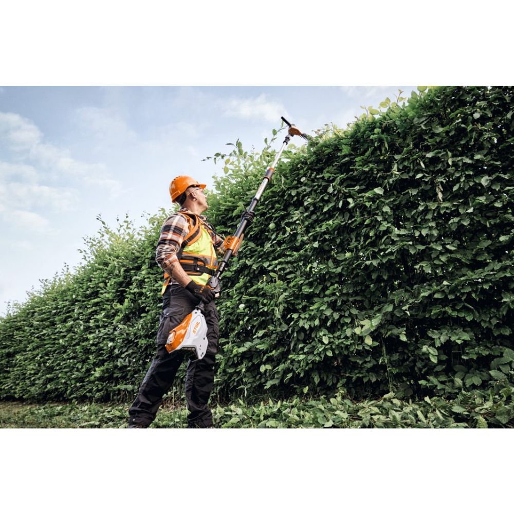 Le STIHL HLA 150 B est un taille-haie sur perche à batterie conçu pour les professionnels des espaces verts, des collectivités et du paysagisme.