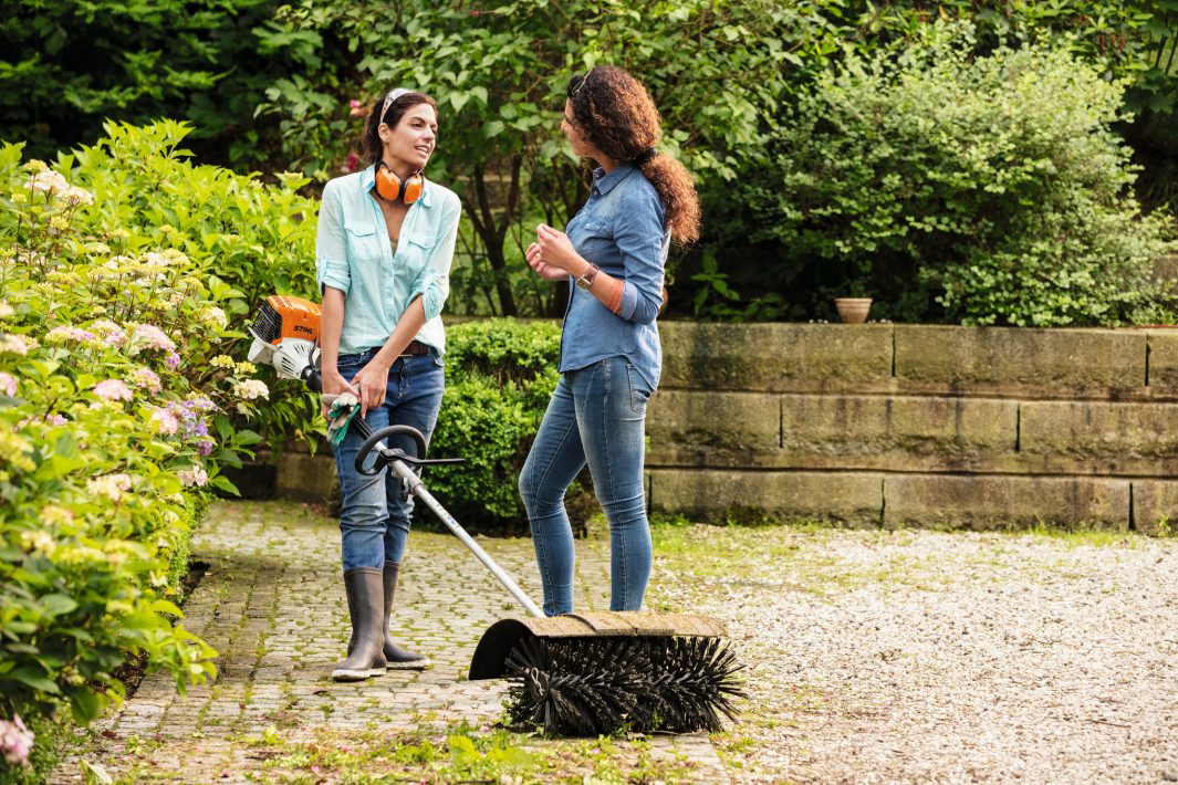 Outil Balai brosse pour CombiSystème. idéal pour balayer les détritus, déchets poussiéreux, le sable, la terre, etc.